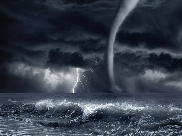 Meer mit Gewitter am Horizont, Blitze und Tornado