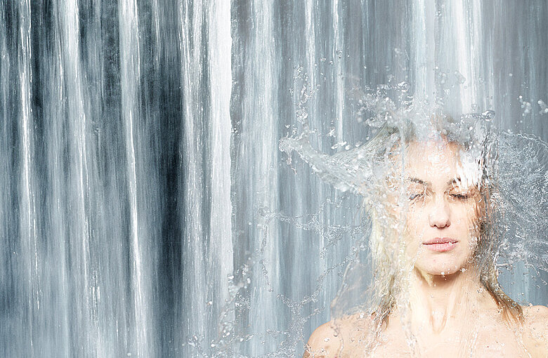 Fotomontage: Frau in strömendem Regen