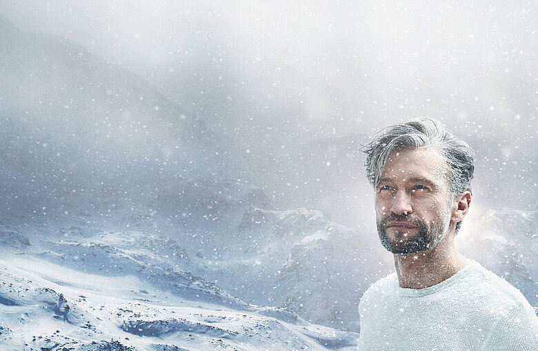 Fotomontage: Mann in karger Schneelandschaft