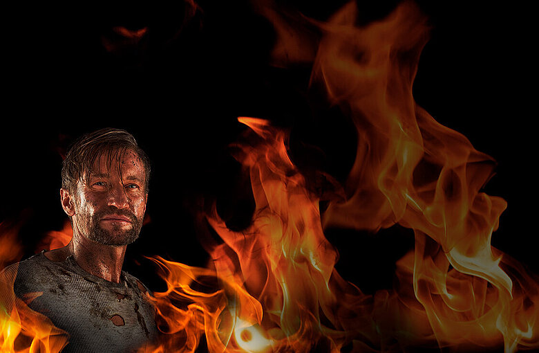 Fotomontage: Mann steht in Flammen